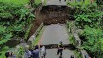 Diterjang Banjir, Jembatan Antar Kecamatan di Lumajang Putus