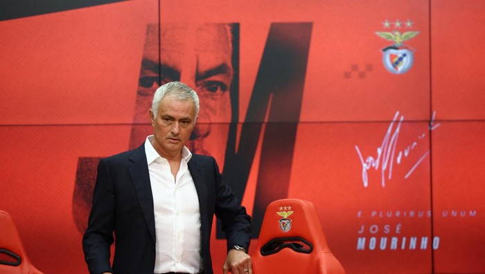 Soccer Football - Benfica presents new coach Jose Mourinho - Benfica Campus, Seixal, Portugal - September 18, 2025 New Benfica coach Jose Mourinho arrives for the press conference REUTERS/Pedro Nunes