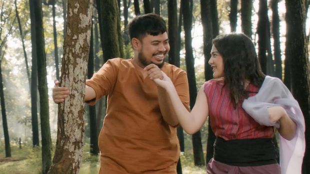Kang Solah Ftom Kang Mak x Nene Gayung Davina Karamoy menjadi tunangan Rigen dalam film Kang Solah Ftom Kang Mak x Nene Gayung.