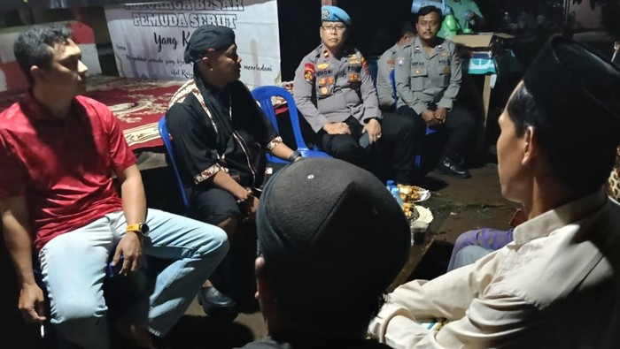 Kapolres Serang ikut siskamling di Pos Ronda Kampung Bangkong Serut. (Dok. ist)
