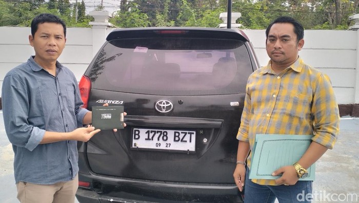 Kasi Tindak Pidana Khusus Kejari Manggarai Barat, Wisnu Sanjaya (kanan), menunjukkan mobil yang disita dari tersangka kasus korupsi paket pekerjaan rehabilitasi jaringan irigasi di Manggarai Barat, NTT, Jumat (19/9/2025). (Foto: Ambrosius Ardin/detikBali)