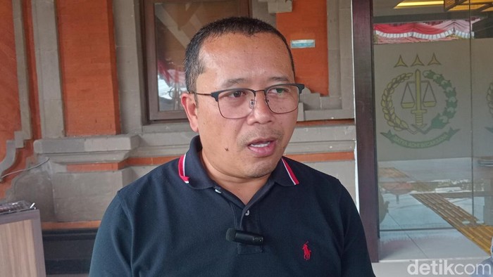 Kasipenkum Kejati Bali, Putu Agus Eka Sabana Putra, saat konferensi pers di kantornya, Jumat (19/9/2025).