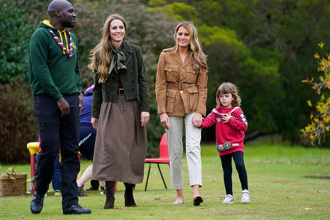 Kate dan Melania bertemu Chief Scout Inggris Dwayne Fields serta anak-anak dari program Scouts Squirrels. Bukan hanya interaksi hangat dengan anak-anak yang jadi sorotan, gaya busana mereka pun mencuri perhatian. Foto: Getty Images/WPA Pool