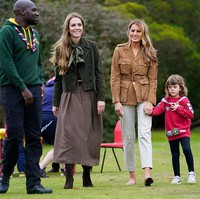 Kate dan Melania bertemu Chief Scout Inggris Dwayne Fields serta anak-anak dari program Scouts Squirrels. Bukan hanya interaksi hangat dengan anak-anak yang jadi sorotan, gaya busana mereka pun mencuri perhatian. Foto: Getty Images/WPA Pool