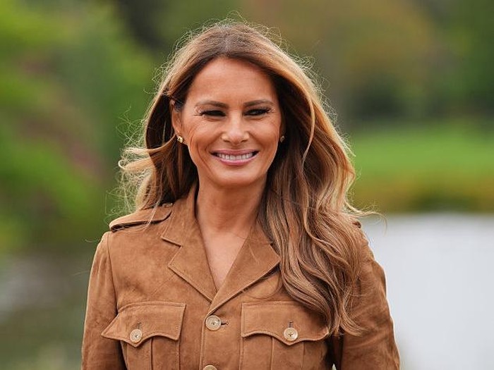 Ibu Negara AS Melania Trump (kanan) dan Catherine, Putri Wales, berjalan bersama Kepala Pramuka Asosiasi Pramuka Dwayne Fields saat mereka bertemu dengan anggota program Scouts Squirrels di halaman Frogmore Cottage, Windsor, Inggris.