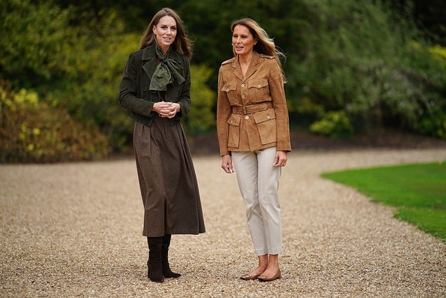 Dalam kunjungan kenegaraan ke Inggris, Melania Trump didampingi Putri Wales Catherine alias Kate Middleton saat menyambangi Frogmore Gardens, Windsor, Inggris, pada Kamis (18/9/2025). Ini merupakan momen bersejarah, pertamakalinya melakukan kunjungan bersama tanpa didampingi pasangan masing-masing. Foto: Getty Images/WPA Pool