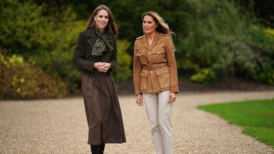 5 Gaya Matching Kate Middleton dan Melania Trump, Kompak Pakai Jaket Suede