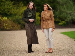 5 Gaya Matching Kate Middleton dan Melania Trump, Kompak Pakai Jaket Suede