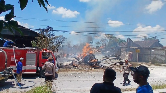 Tiga gudang di Desa Ngabetan, Kecamatan Cerme, Gresik ludes terbakar