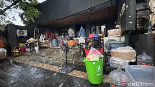 Situasi gudang kopi Tan-Panama di Jalan Veteran, Kota Denpasar, Bali setelah mengalami kebakaran, Jumat (19/9/2025).