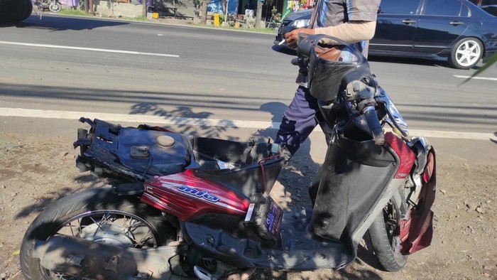Motor mahasiswi yang ringsek setelah tertabrak dua ruk di Jalan Raya Surabaya–Malang, Desa Lemahbang, Kecamatan Sukorejo, Pasuruan