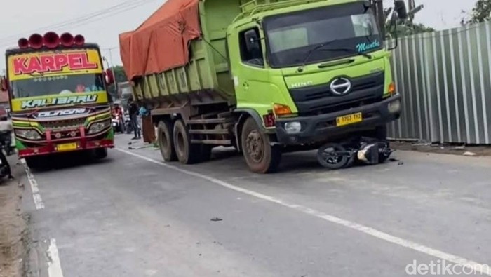 Kecelakaan yang menewaskan pemotor di  jalan Raya Pamanukan, Subang.