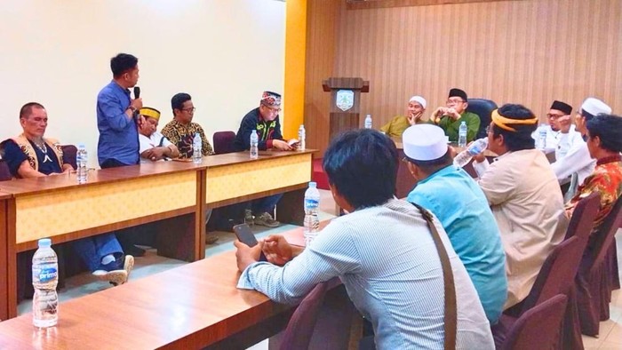 Mediasi antara panitia penyelenggara acara dengan Aliansi Masyarakat Adat Kalimantan Utara (AMAKU)