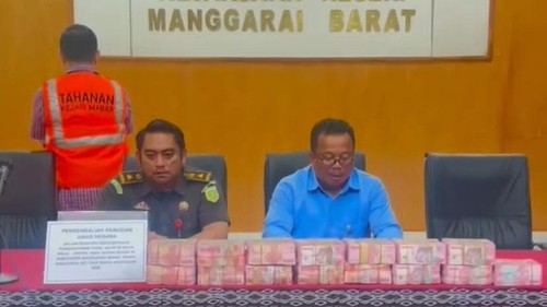 Kajari Manggarai Barat, Sarta (kanan) didampingi Kasi Pidsus Kejari Manggarai Barat, Wisnu Sanjaya, memperlihatkan uang kerugian negara proyek Jalan Golo Welu-Orong, Kamis (18/9/2025) malam. (Dok. Kejari Manggarai Barat)