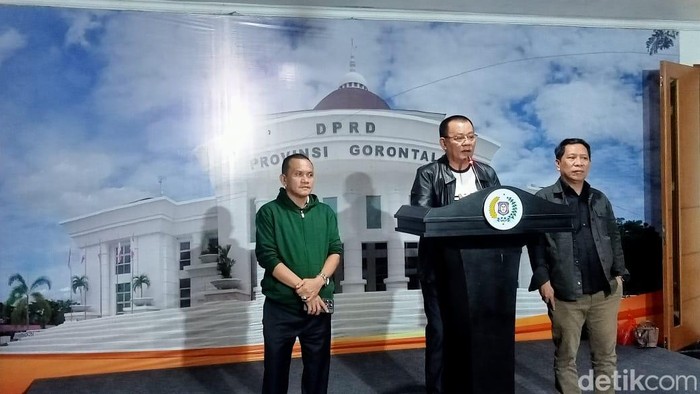 Ketua BK DPRD Provinsi Gorontalo, Fikram Salilama usai pemeriksaan Wahyudin Moridu yang viral mengaku hendak merampok uang negara dengan dalih memiskinkan negara.