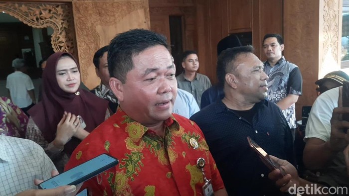 Ketua DPRD Pati, Ali Badrudin saat memberikan keterangan kepada wartawan di DPRD Pati, Jumat (19/9/2025).