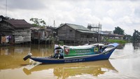 Prajurit TNI AD anggota Kodim 0906/Kutai Kartanegara, Peltu Suhendro menaiki perahu klinik terapung saat akan melakukan pelayanan kesehatan di kawasan Loa Ipuh, Tenggarong, Kutai Kartanegara, Kalimantan Timur, Jumat (19/9/2025). Foto: ANTARA FOTO/M Risyal Hidayat