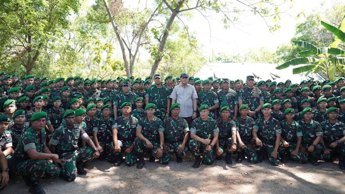 Menteri Pertahanan Jenderal TNI (Purn) Sjafrie Sjamsoeddin saat kunjungan Markas Yonif Teritorial Pembangunan 837/Ksatria Trunojoyo, Bangkalan