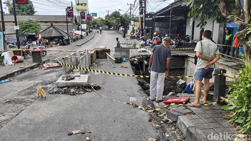 Kondisi jalur penghubung Denpasar-Canggu, depan Pasar Pengosari, Kelurahan Kerobokan Kaja, Kuta Utara, Badung masih ditutup. Petugas sudah mengecek kondisi bahu jalan, Jumat (19/9/2025).