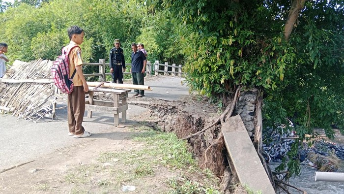 Kondisi jembatan penghubung antara Desa Apitaik dan Desa Teko, Kecamatan Pringgabaya, Lombok Timur, NTB, yang jebol, Jumat (19/9/2025). (Sanusi Ardi W/detikBali)