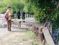 Air Sungai Meluap, Jembatan Penghubung 2 Desa di Lombok Timur Jebol