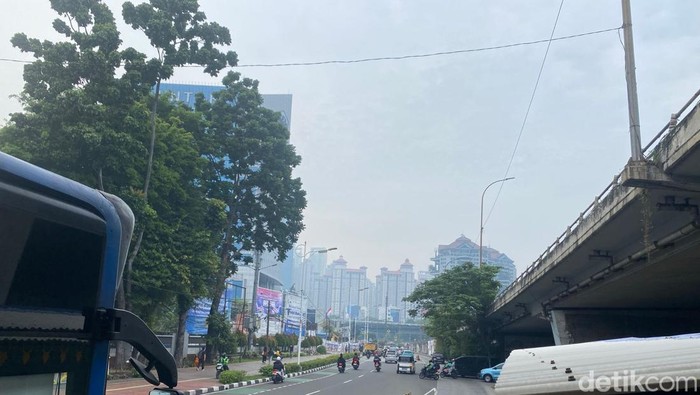 Langit Jakarta Nampak Berkabut, Kualitas Udara Tidak Sehat?
