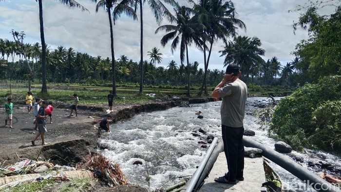 Kondisi tanggul sungai jebol di Desa Tembeng Putik, Kecamatan Wanasaba, Lombok Timur, NTB, Jumat (19/9/2025) (Foto: Sanusi Ardi W/detikBali)