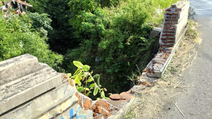 Kondisi tembok pengaman jembatan Jalan Raya Senden-Klaten di Desa Senden, Klaten, yang ambrol, Jumat (19/9/2025).