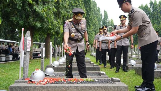 Korlantas Polri Ziarah ke TMP Kalibata