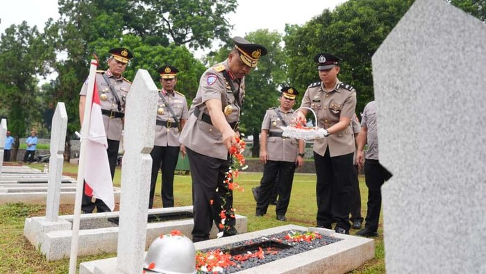 Korlantas Polri Ziarah ke TMP Kalibata