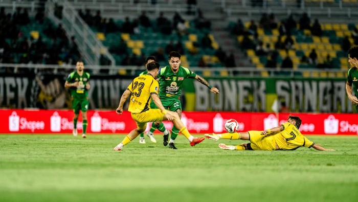 Laga Persebaya Surabaya vs Semen Padang