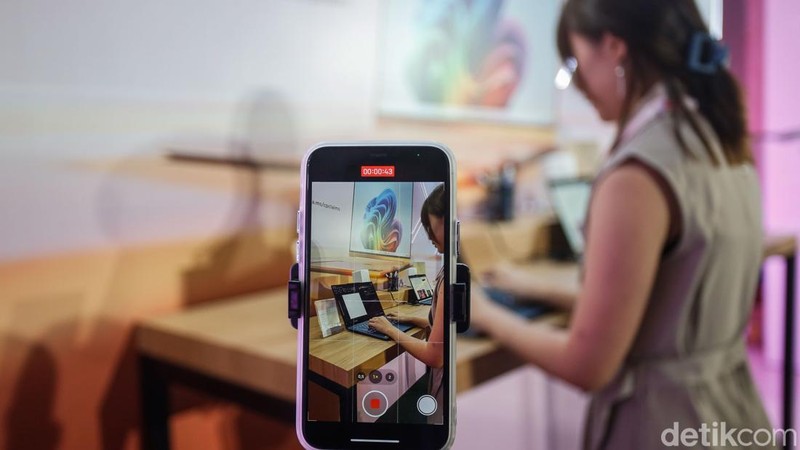 AMD dan Lenovo resmi merilis laptop AI generasi terbaru di Jakarta. Ditenagai Ryzen AI 300 Series, perangkat ini hadir untuk produktivitas, kreativitas, hingga gaming.