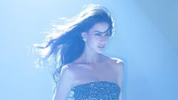 Cantiknya Larissa Bonesi, Disebut-sebut Calon Mantu Shah Rukh Khan