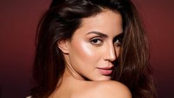 Cantiknya Larissa Bonesi, Disebut-sebut Calon Mantu Shah Rukh Khan