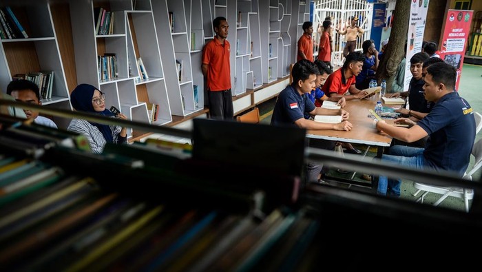 Warga binaan membaca buku saat layanan perpustakaan keliling di Lembaga Pemasyarakatan (Lapas) Pemuda Kelas IIA, Kota Tangerang, Banten, Jumat (19/9/2025). Dinas Perpustakaan dan Arsip Daerah Kota Tangerang menghadirkan layanan mobil perpustakaan keliling setiap Jumat di lingkungan lapas yang menyediakan bahan bacaan informatif dan edukatif untuk warga binaan guna memperluas akses layanan literasi bagi seluruh lapisan masyarakat. ANTARA FOTO/Putra M. Akbar/tom.