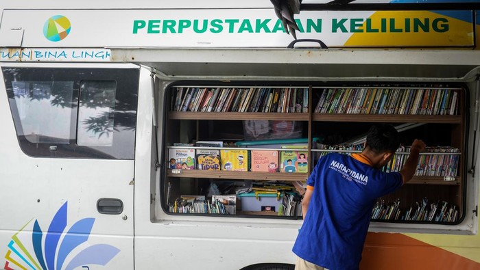 Warga binaan memilih buku untuk dibaca saat layanan perpustakaan keliling di Lembaga Pemasyarakatan (Lapas) Pemuda Kelas IIA, Kota Tangerang, Banten, Jumat (19/9/2025). Dinas Perpustakaan dan Arsip Daerah Kota Tangerang menghadirkan layanan mobil perpustakaan keliling setiap Jumat di lingkungan lapas yang menyediakan bahan bacaan informatif dan edukatif untuk warga binaan guna memperluas akses layanan literasi bagi seluruh lapisan masyarakat. ANTARA FOTO/Putra M. Akbar/tom.
