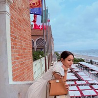 “Menggunakan tempat suci sebagai latar belakang untuk menonjolkan tas tangan adalah tindakan yang tidak sopan,” “Bahkan jika dia tidak paham agama, dia seharusnya lebih berhati-hati,” “Fotonya sendiri indah, tapi lokasinya yang jadi masalah,” tulis netizen. Foto: Instagram @216jung