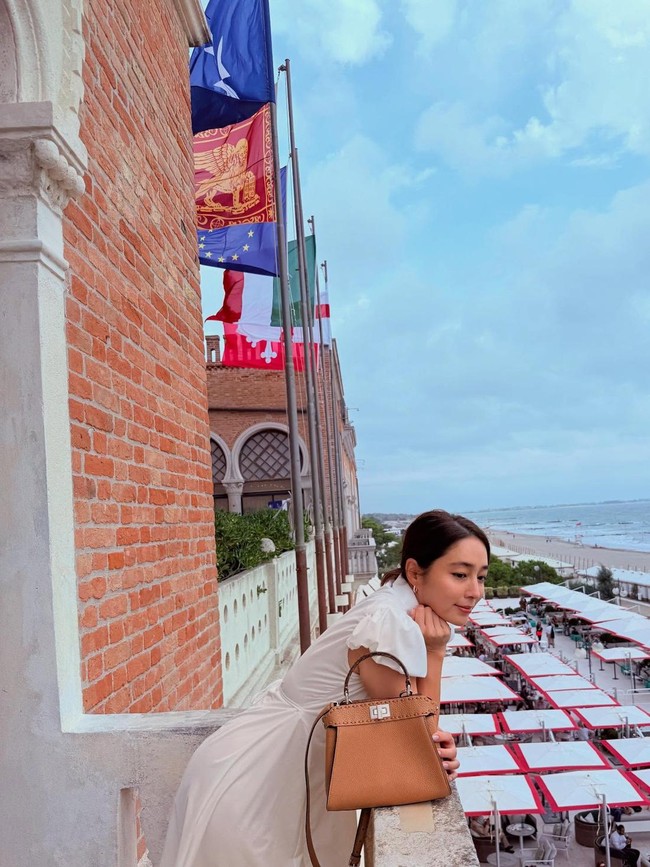 “Menggunakan tempat suci sebagai latar belakang untuk menonjolkan tas tangan adalah tindakan yang tidak sopan,” “Bahkan jika dia tidak paham agama, dia seharusnya lebih berhati-hati,” “Fotonya sendiri indah, tapi lokasinya yang jadi masalah,” tulis netizen. Foto: Instagram @216jung