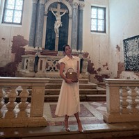 Lee Min Jung pun berfoto di gereja memamerkan gaya elegan mengenakan dress putih, pointy high heels, dan tas Fendi warna cokelat. Foto: Instagram @216jung