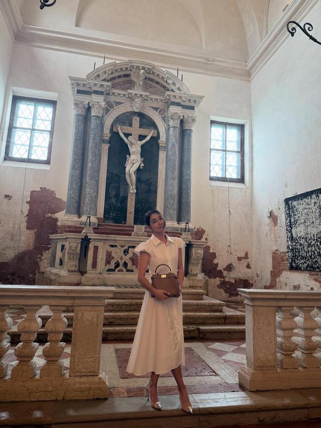 Lee Min Jung pun berfoto di gereja memamerkan gaya elegan mengenakan dress putih, pointy high heels, dan tas Fendi warna cokelat. Foto: Instagram @216jung