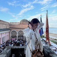 Beberapa waktu lalu aktris Lee Min Jung berkunjung ke Italia bersama suaminya, aktor Lee Byung Hun. Dalam kesempatan tersebut, pemain ‘Boys Over Flowers’ tersebut sempat menikmati waktu di Venesia. Foto: Instagram @216jung