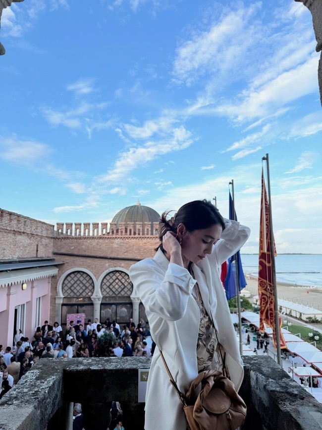 Beberapa waktu lalu aktris Lee Min Jung berkunjung ke Italia bersama suaminya, aktor Lee Byung Hun. Dalam kesempatan tersebut, pemain ‘Boys Over Flowers’ tersebut sempat menikmati waktu di Venesia. Foto: Instagram @216jung