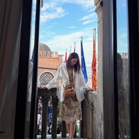 Lee Min Jung sendiri i sering memadukan gaya dengan tas mewah dari berbagi brand termasuk Chanel dan Burberry. Dalam penampilan berikut, ia terlihat elegan dengan dress bermotif yang dipadu blazer putih.Foto: Instagram @216jung