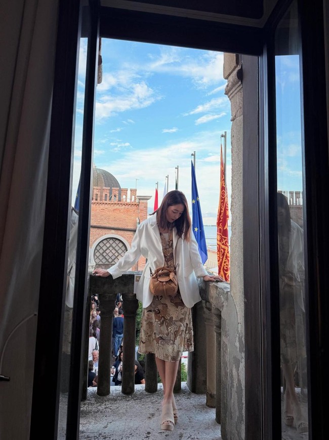 Lee Min Jung sendiri i sering memadukan gaya dengan tas mewah dari berbagi brand termasuk Chanel dan Burberry. Dalam penampilan berikut, ia terlihat elegan dengan dress bermotif yang dipadu blazer putih.Foto: Instagram @216jung