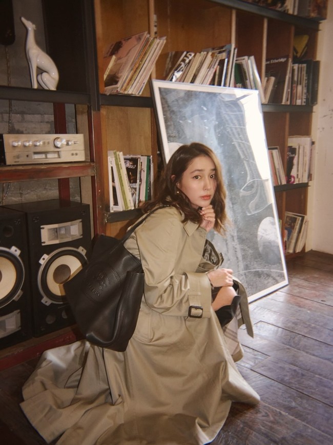 Dalam postingnnya, Lee Min Jung sudah meminta maaf atas kesalahpahaman. “Aku dulu pengikut Kristen bukan Katolik. Aku naik ke altar dan mengambil foto, aku minta maaf. Aku akan lebih berhati-hati di masa depan,” tulisnya. Foto: Instagram @216jung