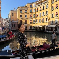 Bintang drakor ‘Big’ tersebut memang sering menonjolkan tas tersebut di berbagai kesempatan. Karena itu, banyak orang menyangka ia menggunakan gereja sebagai tempat mempromosikan endorsement. Foto: Instagram @216jung