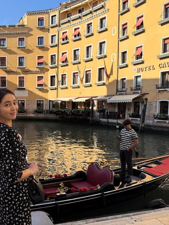 Bintang drakor ‘Big’ tersebut memang sering menonjolkan tas tersebut di berbagai kesempatan. Karena itu, banyak orang menyangka ia menggunakan gereja sebagai tempat mempromosikan endorsement. Foto: Instagram @216jung