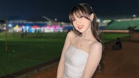 Sekarang, penyanyi bernama lengkap Leona Tiara Samudra itu mengaku enjoy dan dapat banyak job dengan membawakan lagu bergenre ambyar. (Foto: Instagram @leonazhen)