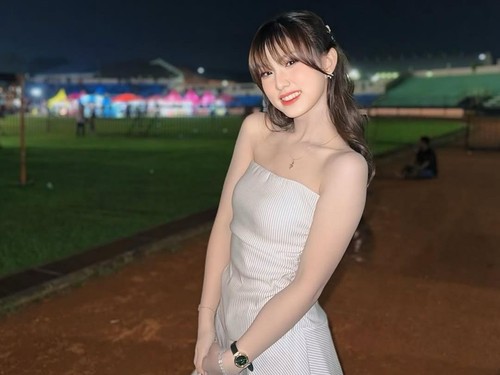 Leona Zhen dijuluki penyanyi ambyar, viral usai membawakan lagu Mangan Ra Njaluk Koe.