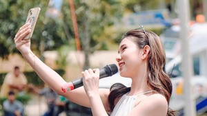 Leona mempunyai style K-pop dan Jepang. Dia mengaku kerap disebut salah circle. Anomali cindo katanya. Kamu salah circle ya? Suka K-Pop, terus akhir-akhir ini suka style-style Jepang, ceritanya. Foto: Instagram @leonazhen